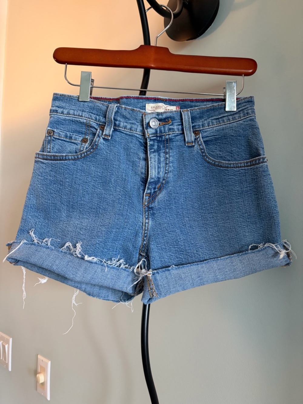 LEVI'S 
550 RELAXED CUTOFF JEAN SHORTS